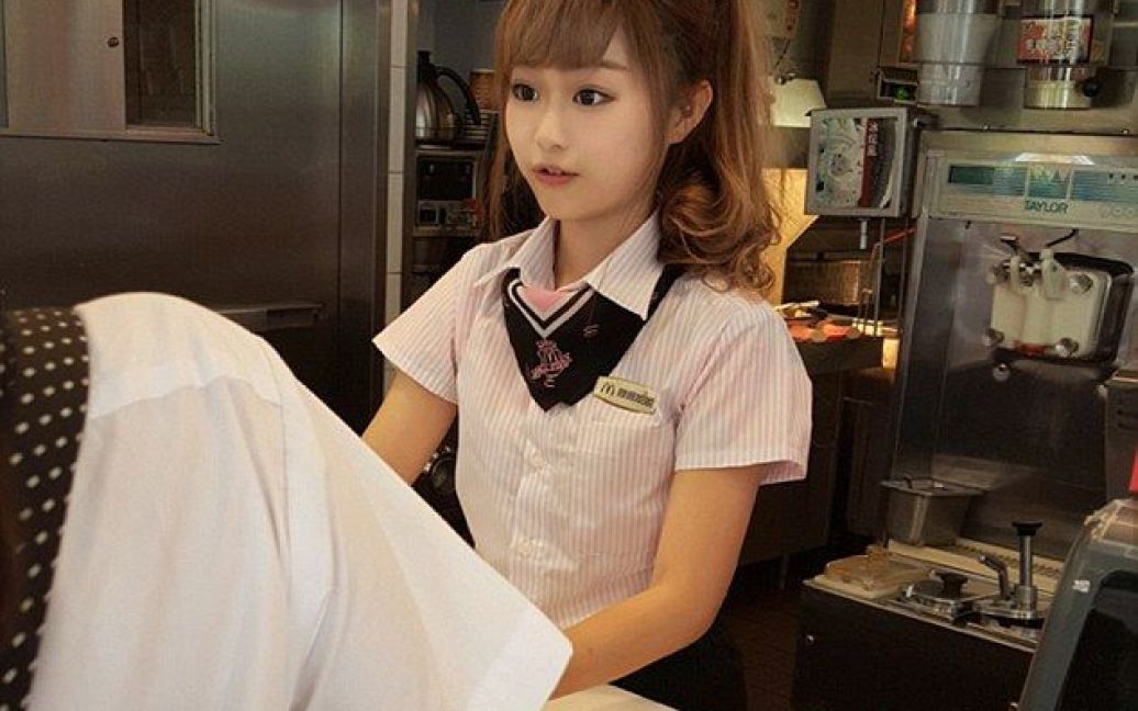 Красивая официантка очаровала пользователей соцсетей / © dailymail.co.uk