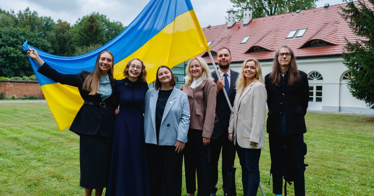 Випускники з прапором України / Фото: The College of Europe