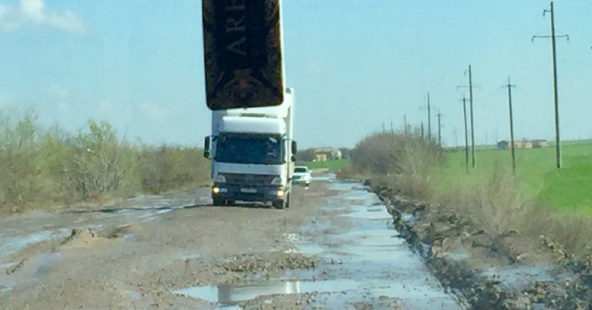 Посол Канады проехался по уничтоженной трассе Днепр – Николаев