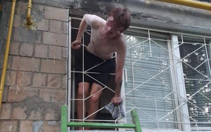 Намагався втекти з дому: у Києві рятувальники визволяли підлітка, який застряг у вікні (фото)