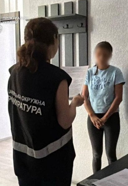На Закарпатті багатодітну матір обвинувачують у сексуальній експлуатації малолітньої доньки