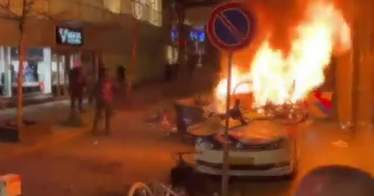 В Нидерландах COVID-протесты переросли в масштабные беспорядки с ранеными: видео