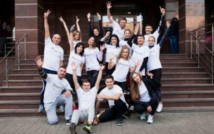 Шоптенко провела танцевальную зарядку для звезд перед благотворительным забегом "Переможці" 
