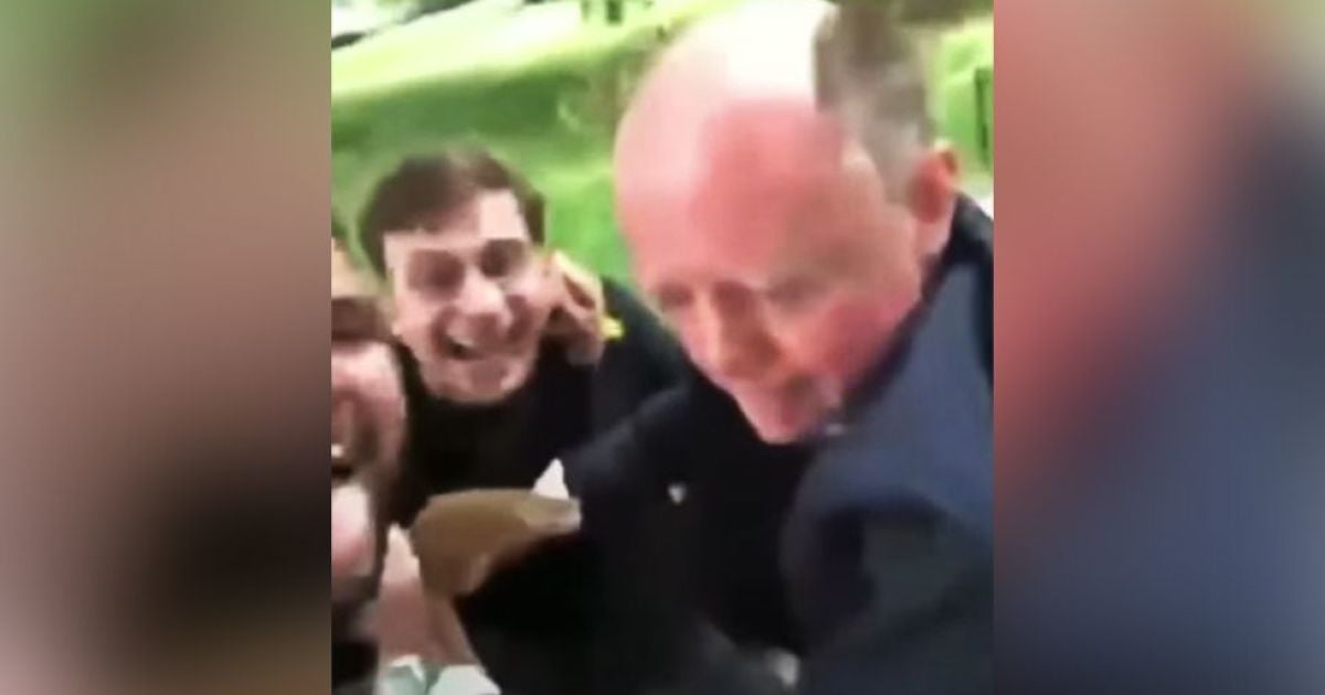 У Мережі поширили відео нападу на головного лікаря Англії