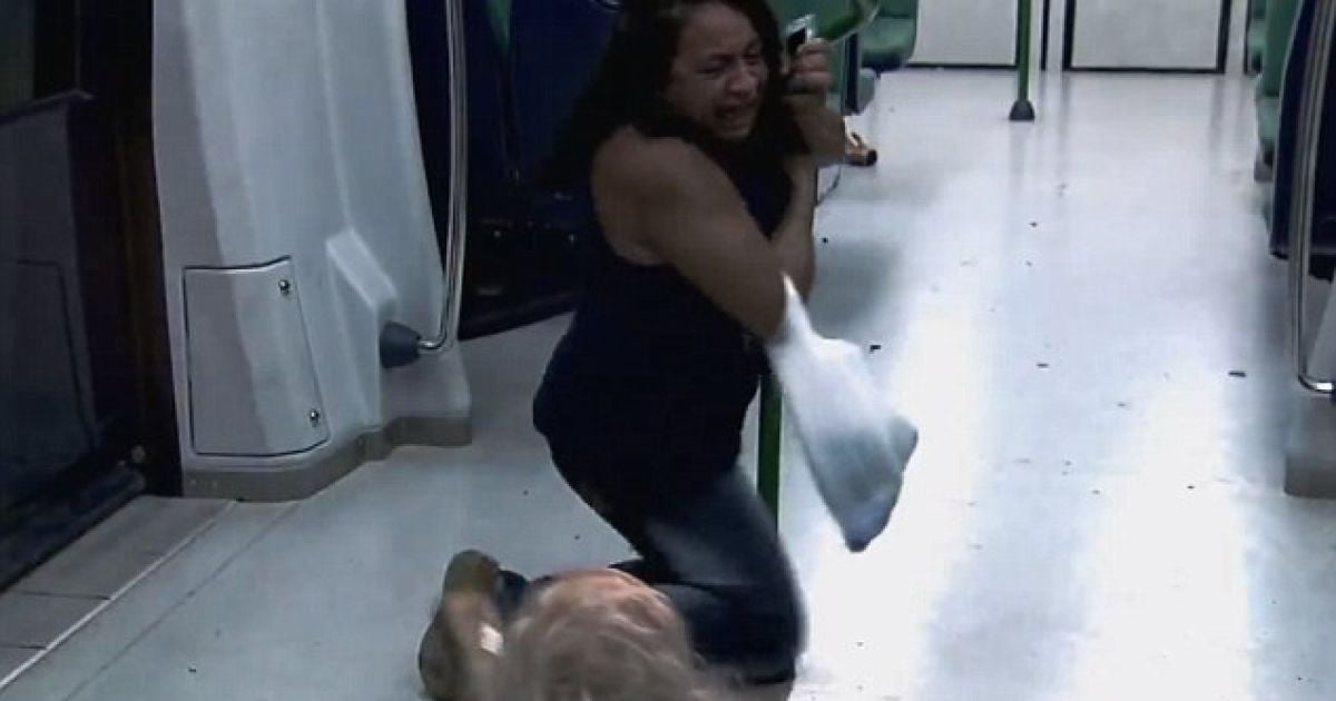 Екстремальний жарт потішив глядачів, але налякав жінку.