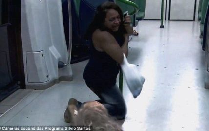 У Бразилії самотню пасажирку порожнього потягу метро жорстоко розіграли "орди зомбі"