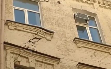В центре Киева взялось трещинами здание, в подвале которого что-то роют для "Сбербанка России"