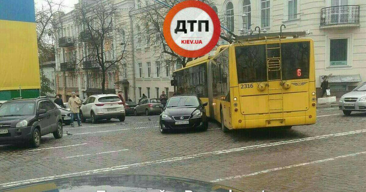У Києві зупинився рух тролейбусів через припаркований посеред дороги Lexus_1 / © dtp.kiev.ua