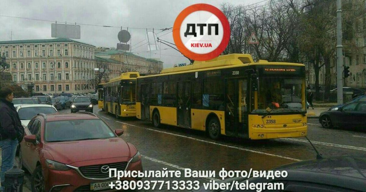 У Києві зупинився рух тролейбусів через припаркований посеред дороги Lexus_2 / © dtp.kiev.ua