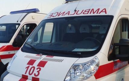 На Львовщине микроавтобус сбил мужчину с детьми: младенец погиб