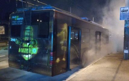 В Киеве во время движения загорелся троллейбус