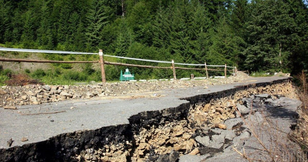 Діти ледве не пішли під землю: в Яремчі обвалилась дорога у заповіднику
