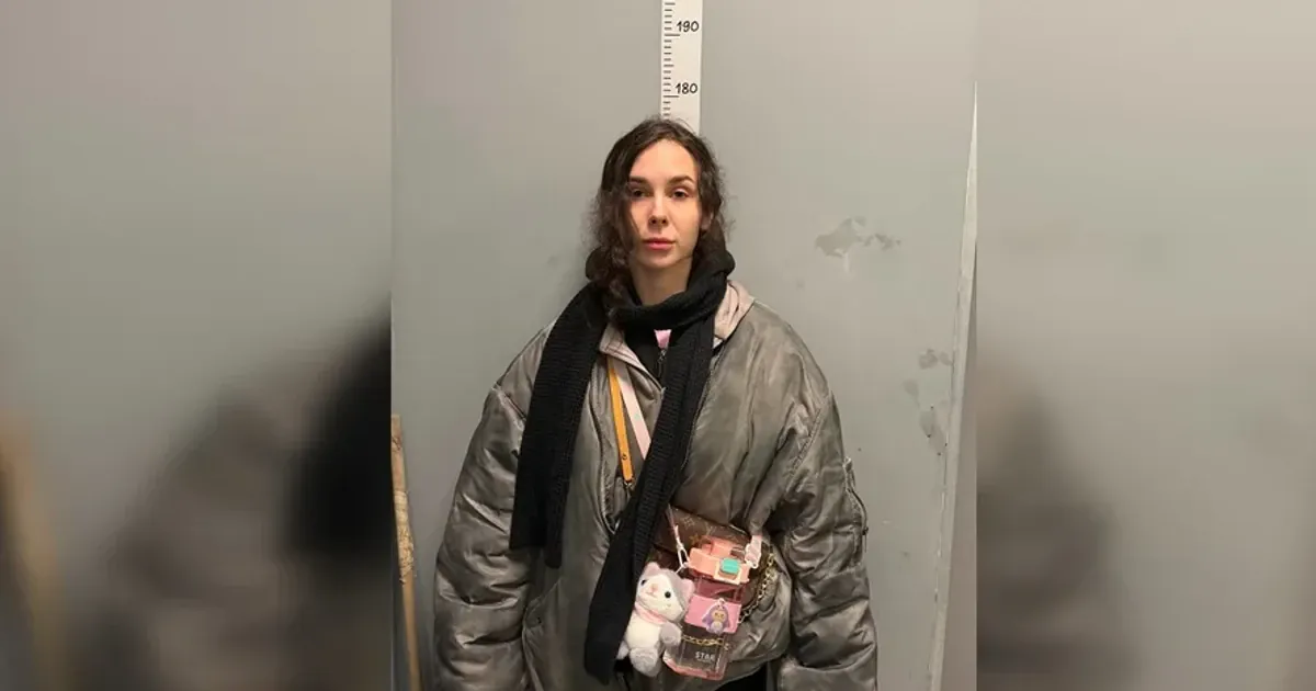 Забрали телефон і наділи кайданки: блогерку з Києва, яка відкрито підтримувала РФ, там і затримали (фото)