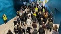 Люди заходять до укриття під час навчань з цивільної оборони у Фінляндії