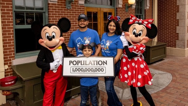 Андрес із батьками / © disneyparks.disney.go.com