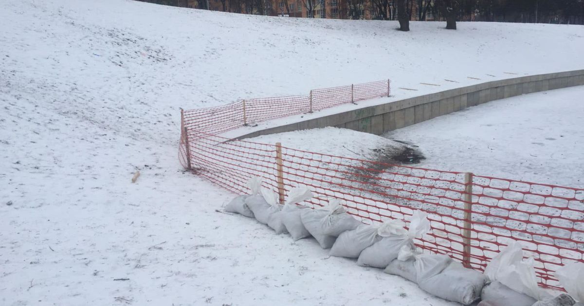 У Києві в парку Відрадний загородили озеро, в яке провалилися діти