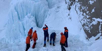 В России на Камчатке турист погиб во время обрушения льда на водопаде, еще четверо — в ловушке (фото, видео)