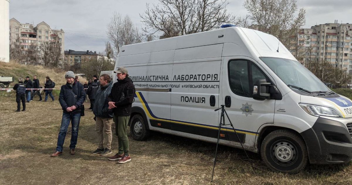 У Бучі розпочалася ексгумація тіл, похованих у братській могилі