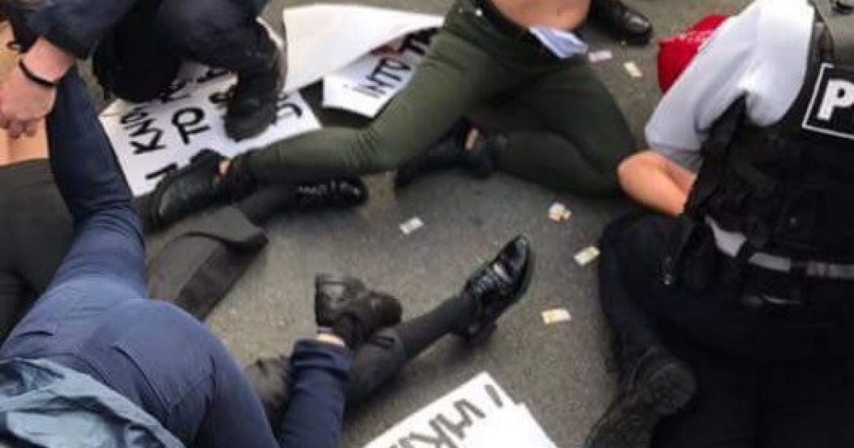 Активістки FEMEN під час виборів у Франції_4 / © Twitter/nedatop