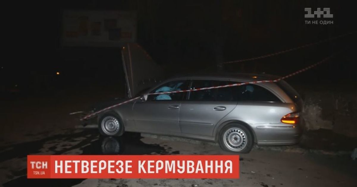 В Ровно пьяный водитель со своими пассажирами, убегая от копов, врезался в бетонную стену