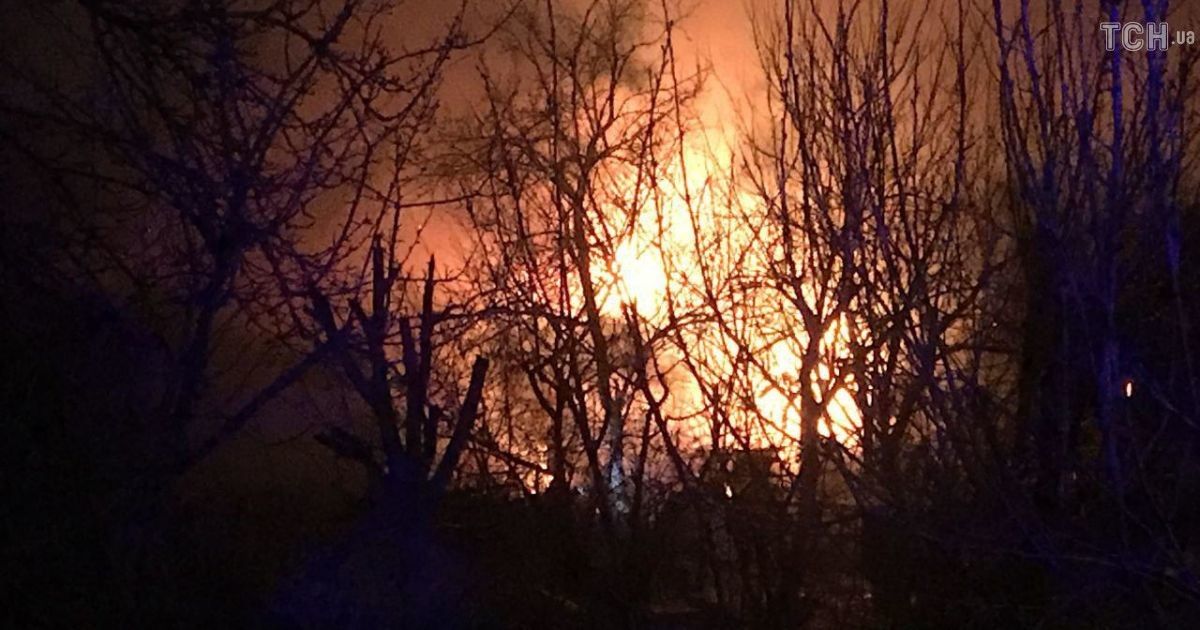 В Киеве масштабно горит частный дом