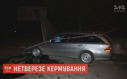 В Ровно пьяный водитель со своими пассажирами, убегая от копов, врезался в бетонную стену