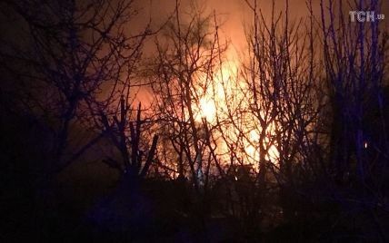 В Киеве масштабно горит частный дом