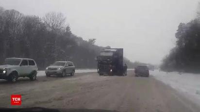 Закарпаття замітає снігом: у заторах застрягли сотні машин