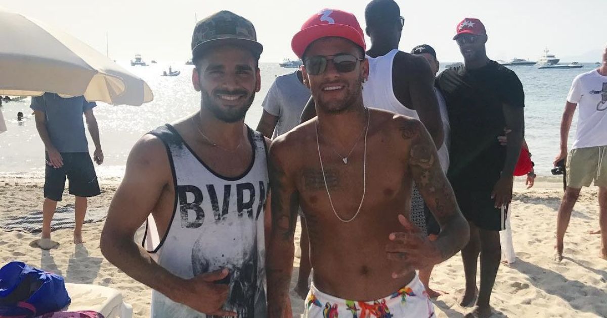 У мережі з'явилося відео, як Неймар святкує із друзями трансфер в ПСЖ