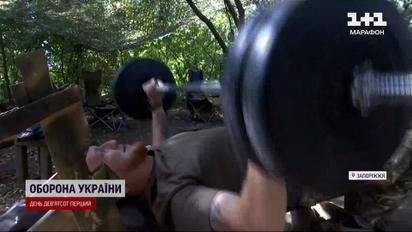 У перервах між боями займаються спортом! Бійці влаштували спортзал просто неба