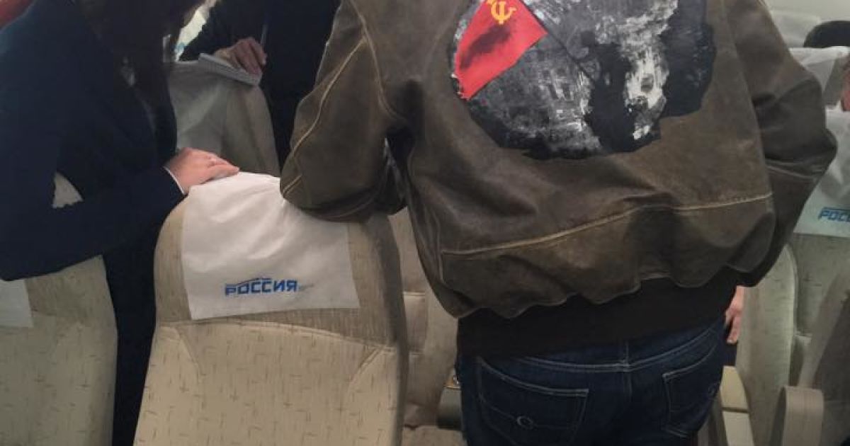 Лавров в патриотической кожанке разговаривал с журналистками в самолете.