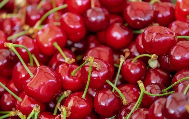 В Украине цены на персики, черешню и вишню бьют рекорды: какая причина