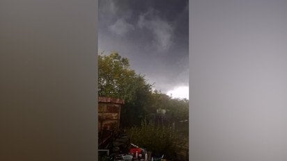 Чорна хмара біля Києва і сажа з неба