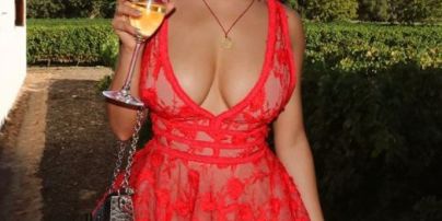 В коктейльном платье и без него: Деми Роуз похвасталась пышной грудью