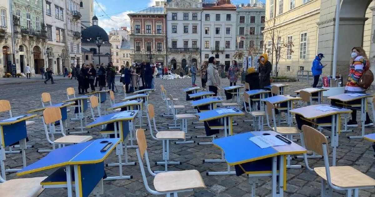 У Львові під міську раду принесли парти: батьки вимагають відновити навчання в школах (фото)