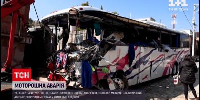 Новости мира: в штате Мехико пассажирский автобус въехал в дом, 19 человек погибли