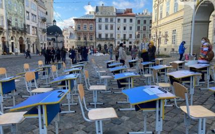 Во Львове под городской совет принесли парты: родители требуют возобновить обучение в школах (фото)