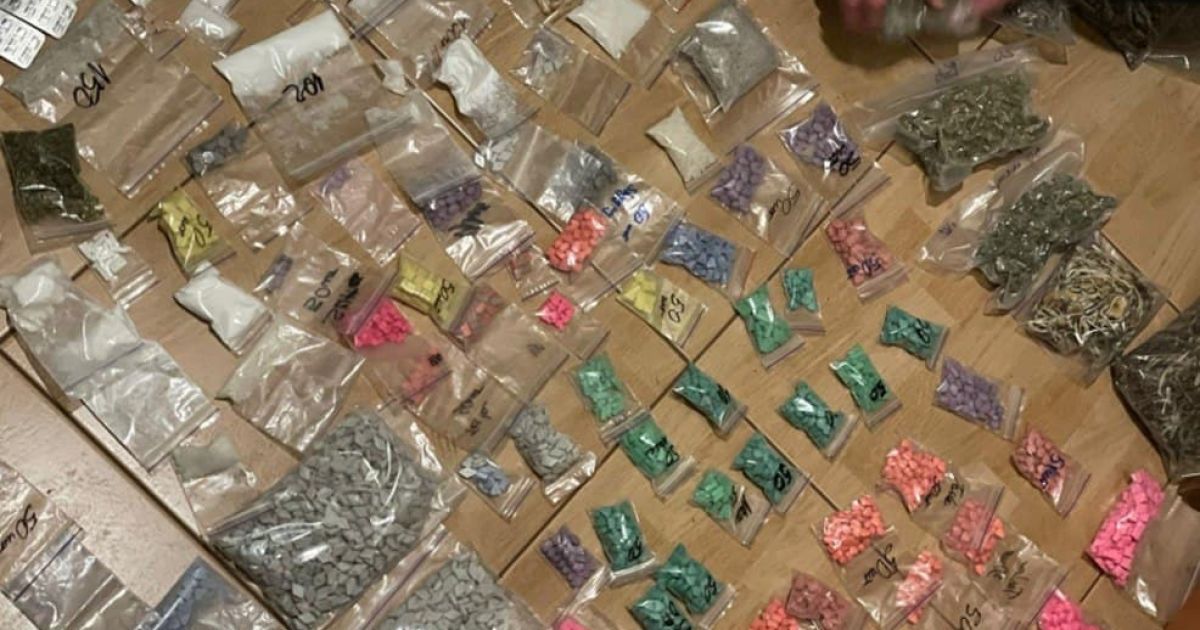 Тысячи таблеток экстази, Xanax и марок LSD: в Киеве задержали огромную партию наркотиков (фото)