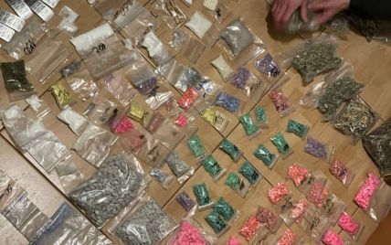 Тисячі пігулок екстазі, Xanax та марок LSD: у Києві затримали величезну партію наркотиків (фото)