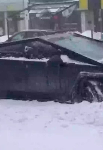 Tesla Cybertruck загруз у снігу