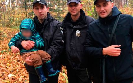 На Буковині поліцейські менш ніж за годину відшукали у лісі зниклого дворічного хлопчика