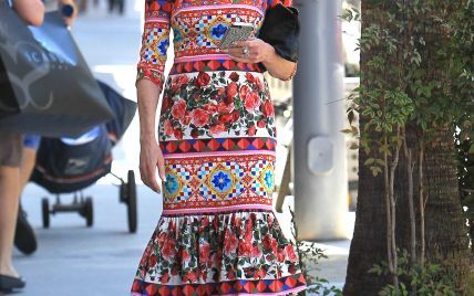 60-летняя Мелани Гриффит подчеркнула стройную фигуру пестрым платьем