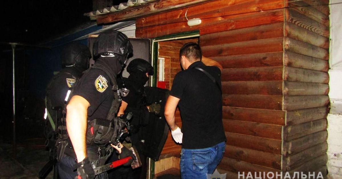 В Чернигове полиция взяла штурмом мужчину, который пытался изнасиловать ребенка