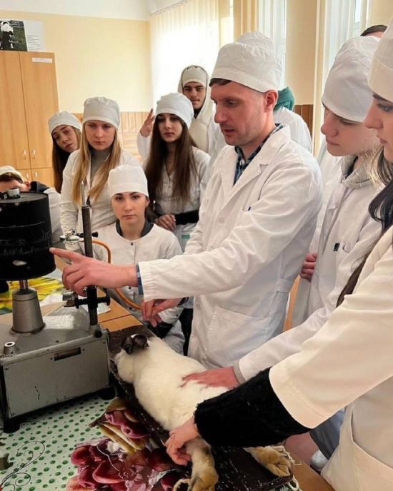У Києві викладача НУБіП звинувачено у катуванні тварин на очах у студентів: фото