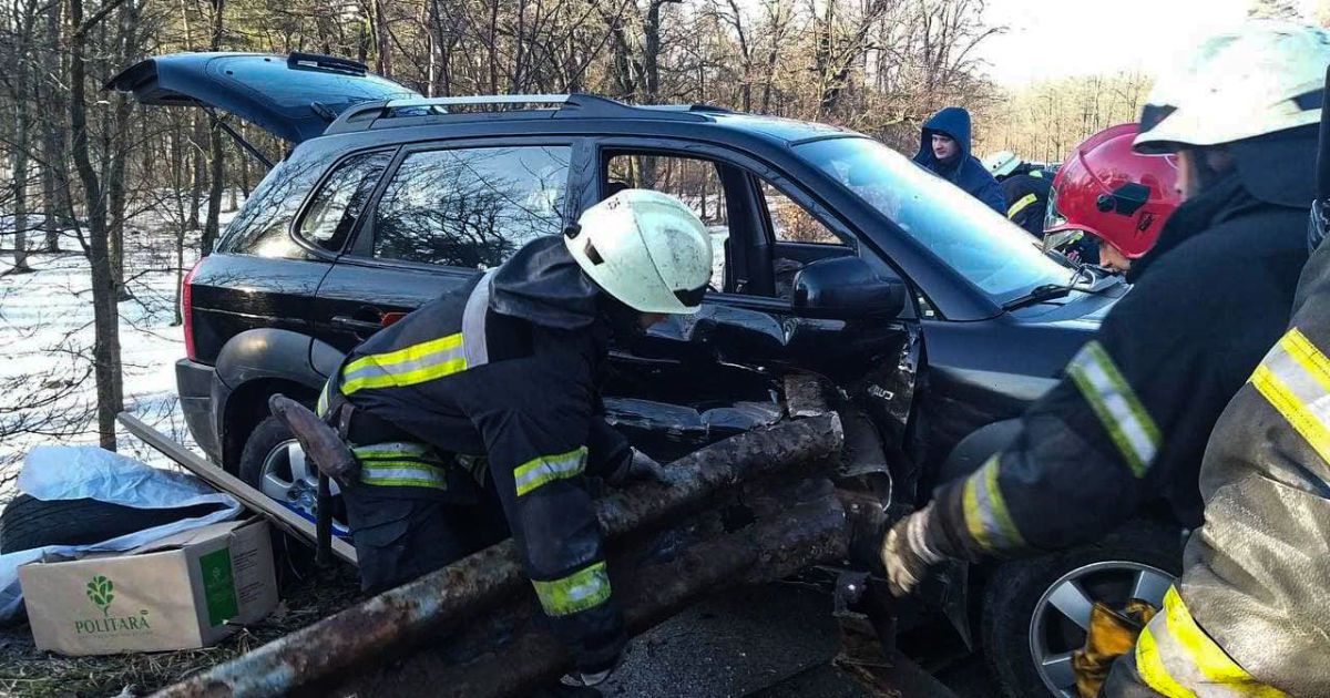 Рятувальники рятувальники деблокували потерпілу із понівеченого авто_6 / © ГУ ДСНС у Києві