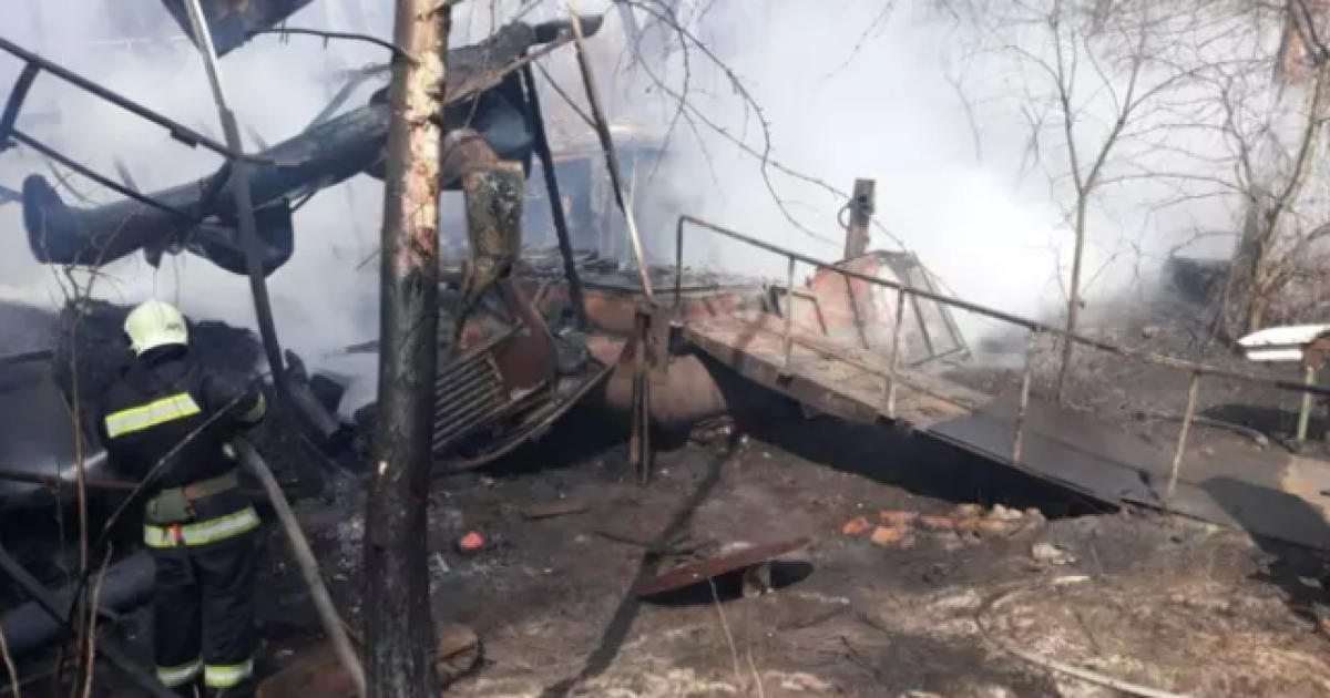 У Києві масштабна пожежа: полум'я охопило плавучі дачі / © Сегодня