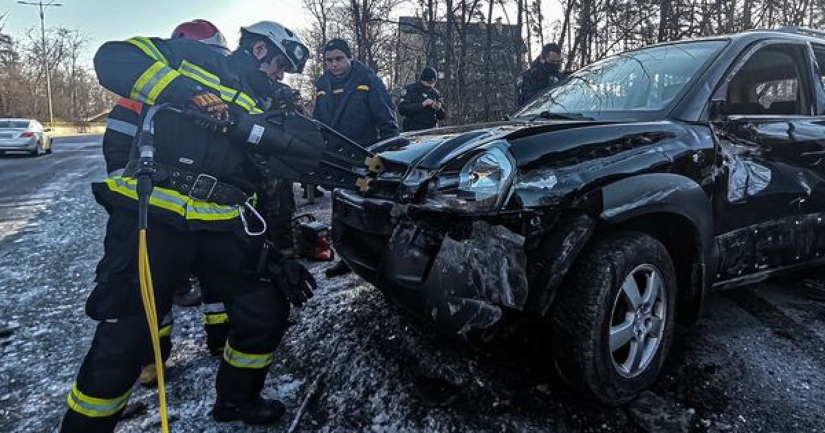 Рятувальники рятувальники деблокували потерпілу із понівеченого авто_8 / © ГУ ДСНС у Києві