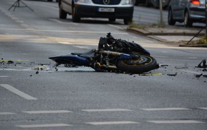 В Киеве легковушка протаранила мотоцикл развозчика пиццы, который от удара сделал сальто в воздухе