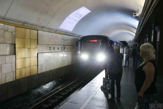У Києві зловмисник намагався зґвалтувати дівчину просто у вагоні метро