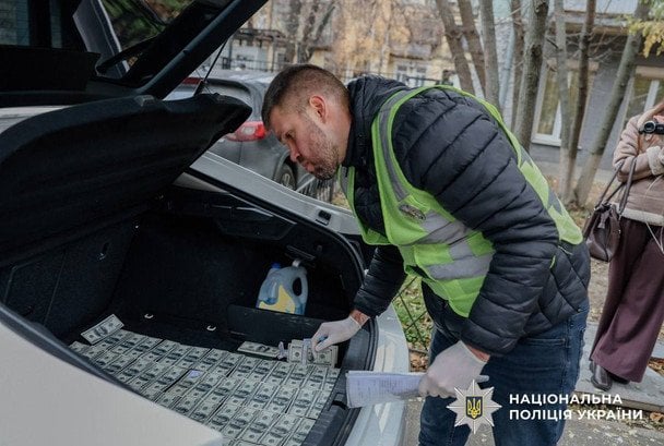 У Києві затримали «родича Єрмака», який за 100 тисяч доларів обіцяв роботу в ОП / © Національна поліція України